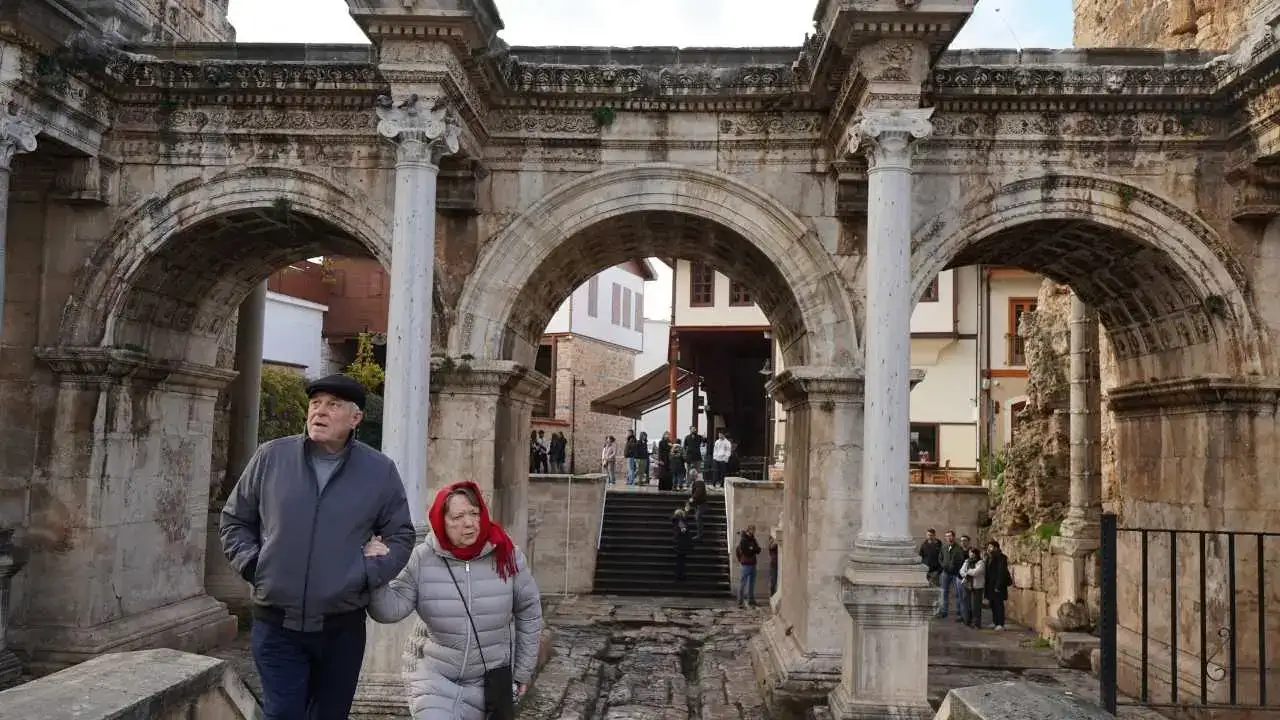 Antalya’da Yılbaşı Hareketliliği: Sokaklar Dolup Taştı! 1